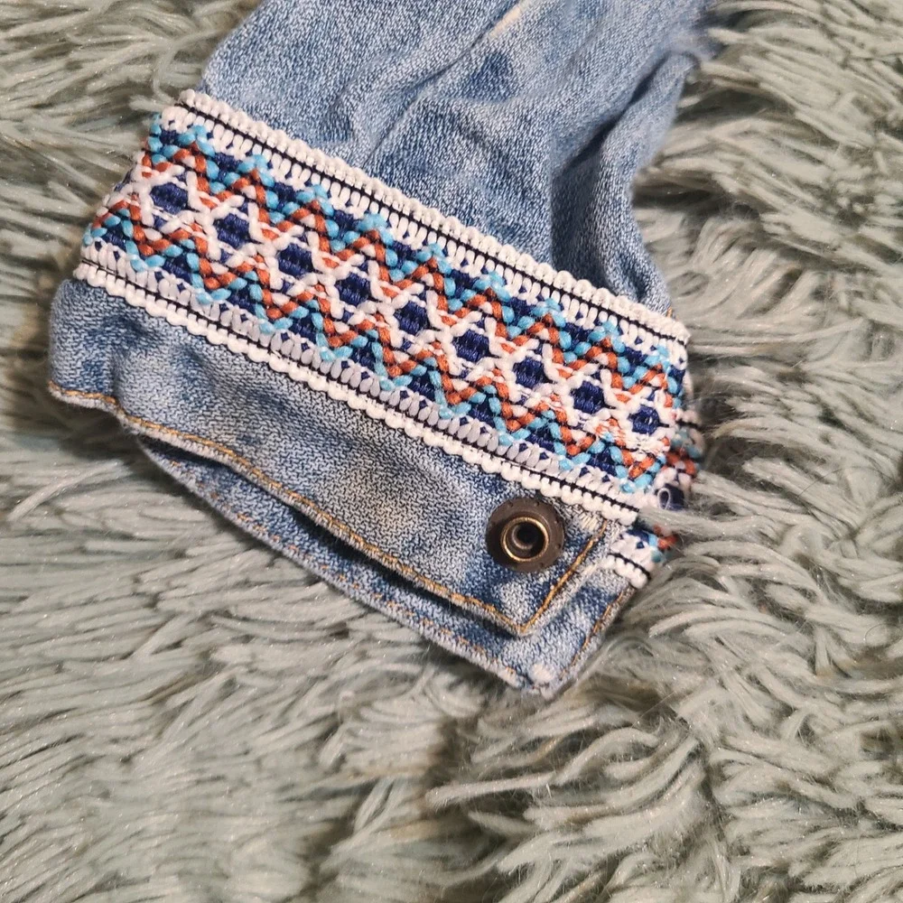 Gap Kids Light Denim Jean Jacket XS 4/5 Boho Embellished Cuffs Pockets‎ Snaps